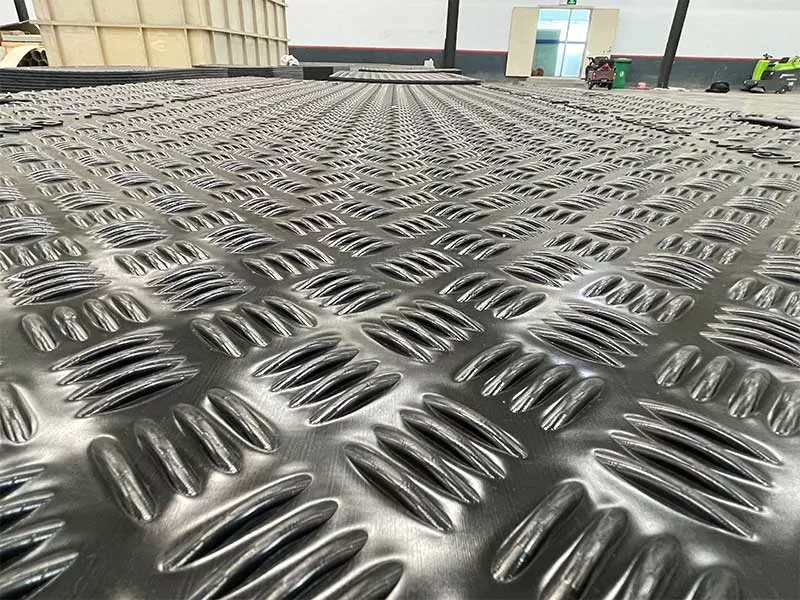 Trackway medium duty ground protection mats